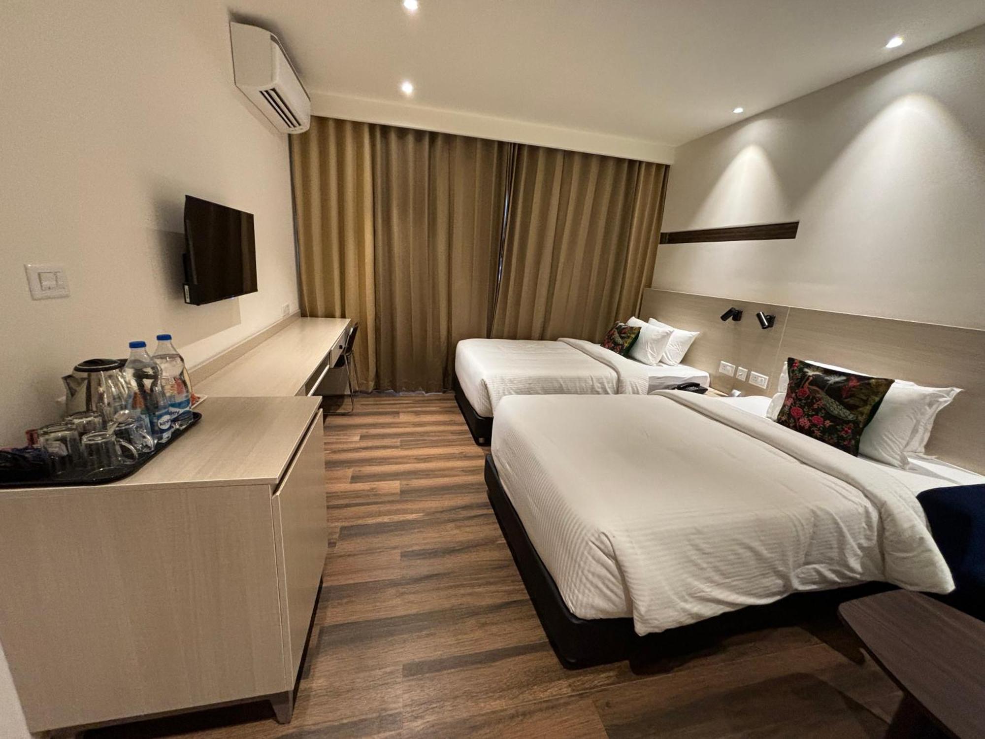 Presidency Airport Hotel Kochi Exteriör bild